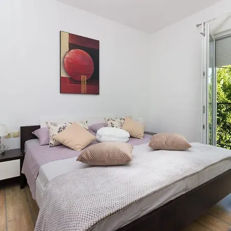 Apartamento Apartments With Hot Tub Podstrana, Split - 8616